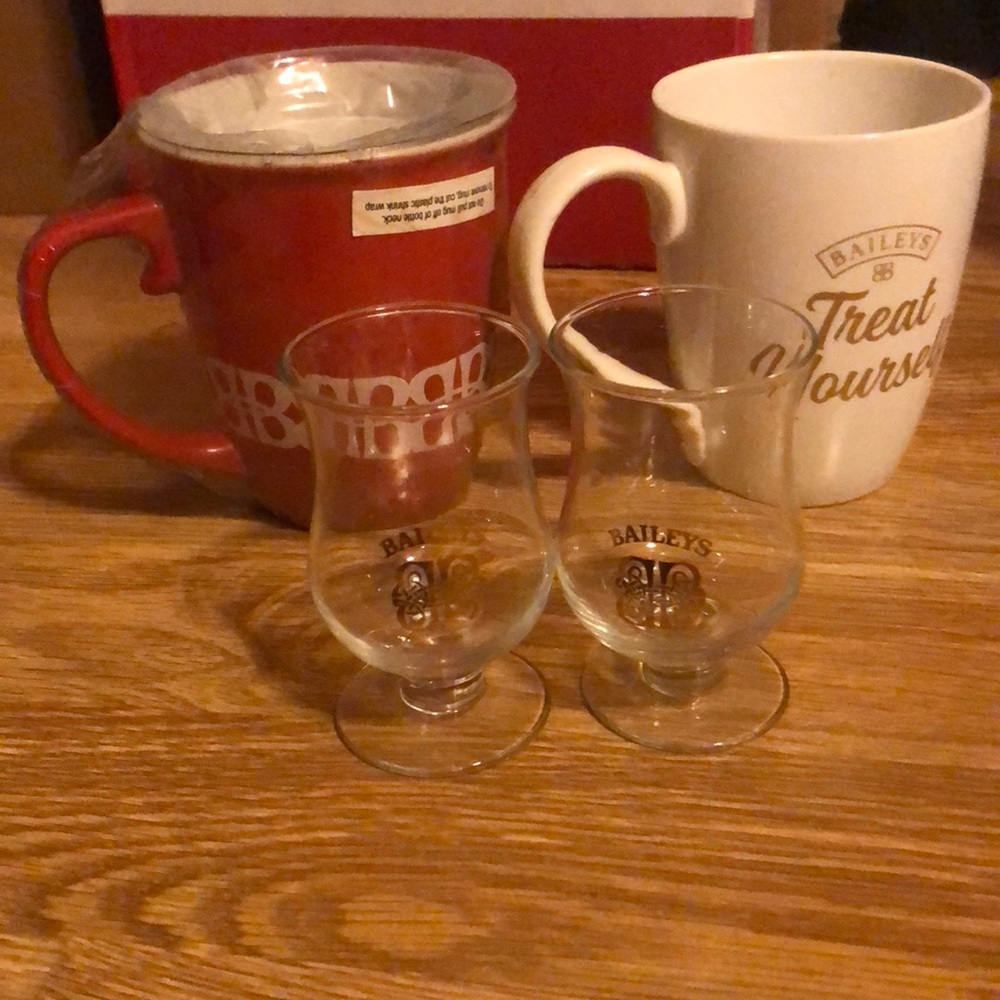 NWOT🌟BAILEYS💫 Red/White Mug, treat yourself mug & 2 baileys shooter glasses.